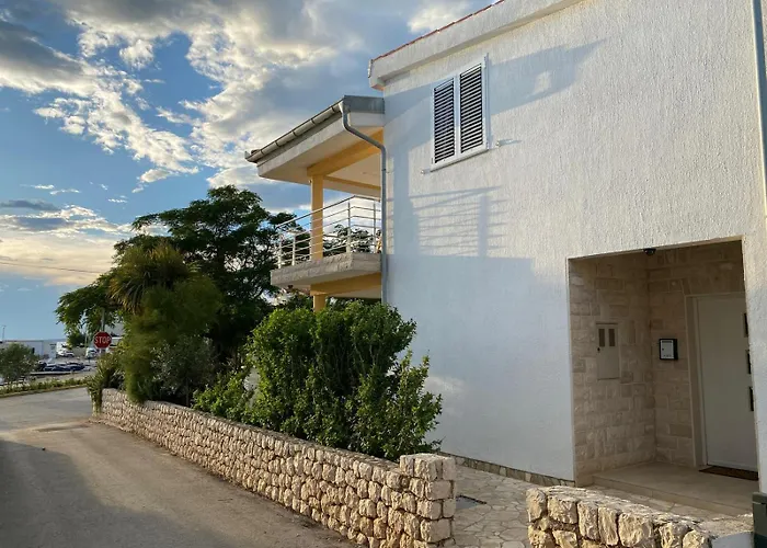 Summer House فرسي